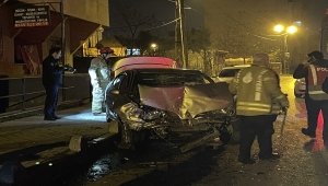 İstanbul'da park halinde bulunan okul servisine çarpan otomobildeki 2 kişi yaralandı