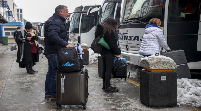 İstanbul'da yollar ve kaldırımlardaki buzlanma zor anlar yaşattı