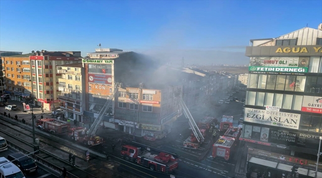 İstanbul Sultangazi'de binanın çatısında çıkan yangın söndürüldü