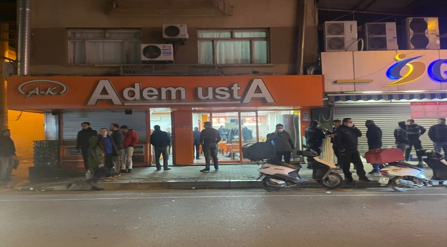 İzmir'de bir restorana düzenlenen silahlı saldırıda iki kişi yaralandı