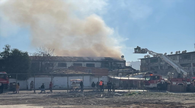 İzmir'de depoda çıkan yangın itfaiye ekiplerince söndürüldü