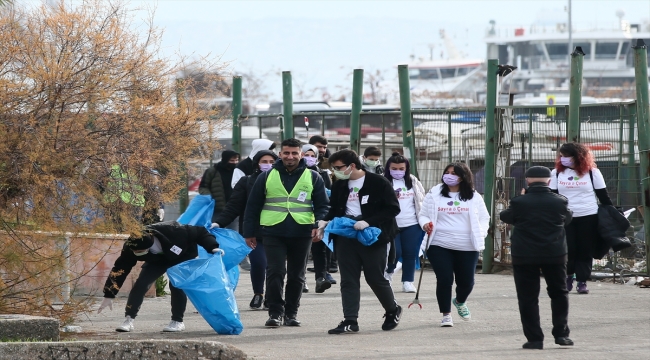 İzmir'de gönüllüler, depremde hayatını kaybeden ikizlerin anısına sahili temizledi