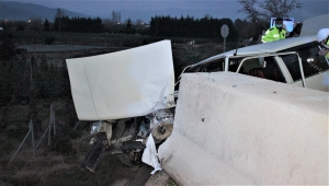 İzmir'de kaza yapan otomobil yol kenarında asılı kaldı