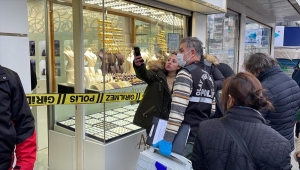 İzmir'de kuyumcu dükkanındaki altınları gasbeden şüpheli kayıplara karıştı