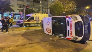 İzmir'de otomobille çarpışan ambulans devrildi
