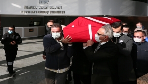 İzmir'de vefat eden duayen tiyatrocu Bozkurt Kuruç, sahneden uğurlandı