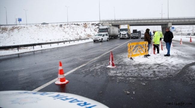 Kahramanmaraş-Kayseri kara yolunda kar yağışı nedeniyle ulaşım kontrollü sağlanıyor