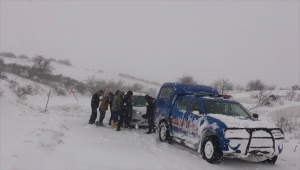 Kahramanmaraş'ta araçları kara saplanan 5 kişi kurtarıldı