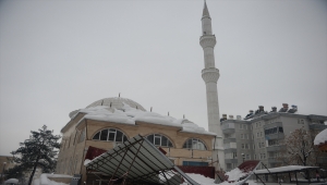 Kahramanmaraş'ta cami önündeki demir tente kar nedeniyle çöktü