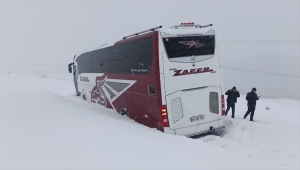 Kahramanmaraş'ta kara saplanan otobüsteki yolcular kurtarıldı