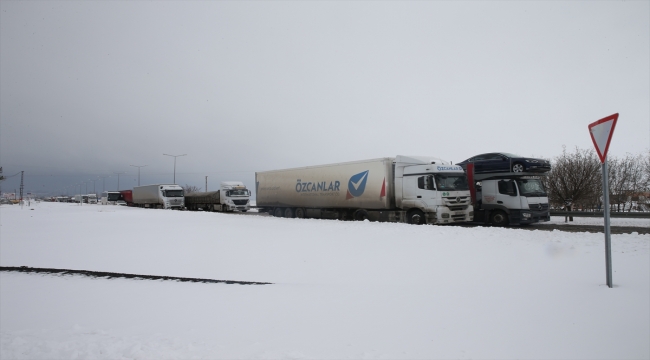 Kar ve buzlanma nedeniyle Diyarbakır-Şanlurfa kara yolunda ulaşım güçlükle sağlanıyor