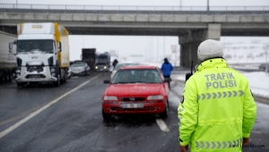 Kar yağışı ve tipi nedeniyle Kayseri-Malatya kara yolu ulaşıma kapandı