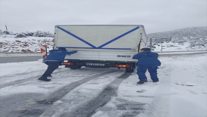 Kardan dolayı Antalya-Konya yolunda kalanlara jandarma yardım etti