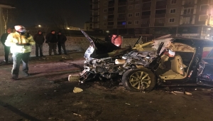 Kars'ta bahçe duvarına çarpan otomobildeki 4 kişi öldü, 1 çocuk ağır yaralandı