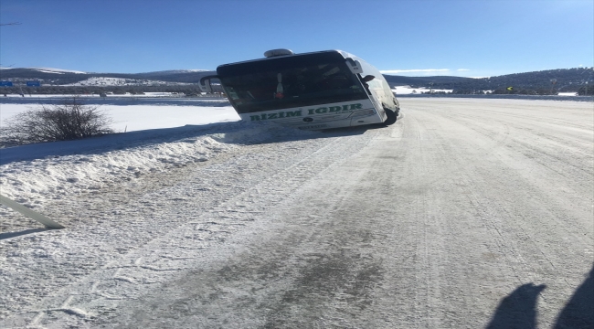 Kars'ta yolcu otobüsü kara saplandı 