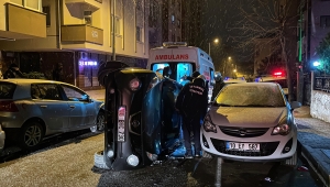 Kartal'da, park halindeki araca çarpan otomobil yan yattı