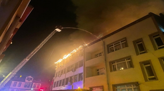 Kastamonu'da kamu kurumlarının bulunduğu binadaki yangına müdahale ediliyor