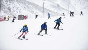 Kayakseverler yılın ilk gününde kayak merkezlerinde yoğunluk oluşturdu