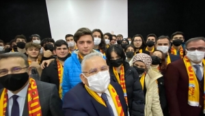 Kayseri Büyükşehir Belediye Başkanı Büyükkılıç öğrencilerle buluştu