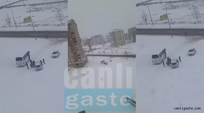 Kayseri'de bir otomobil logar kapağına çarptı! (Videolu Haber)