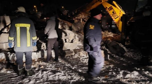 Kayseri'nin İncesu ilçesinde kar nedeniyle çatısı çöken ahırdaki 3 inek telef oldu 
