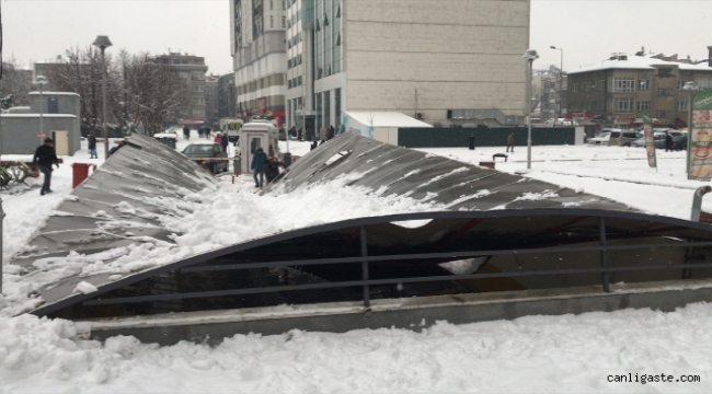 Kayseri'de kar yağışı nedeniyle otoparkın çatısı çöktü