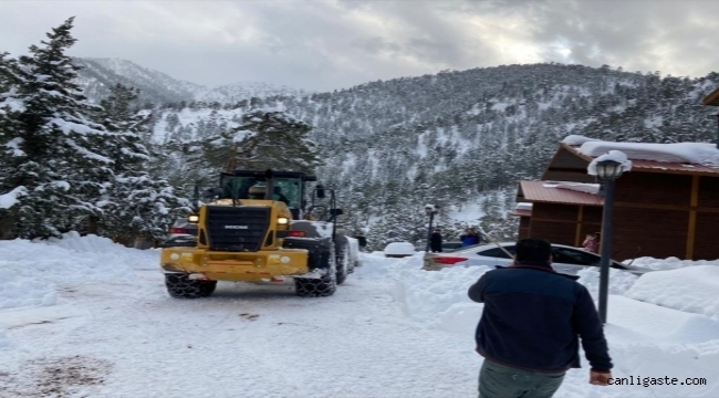 Kayseri'nin Yahyalı ilçesinde kar yağışı nedeniyle tatil köyünde mahsur kalanlar kurtarıldı