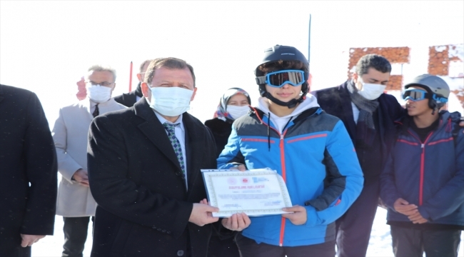 Kayseri'de suça sürüklenen çocuklar kayak öğrendi