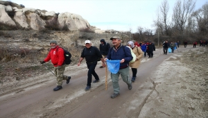 Kayserili doğaseverler hem yürüyüş hem temizlik yapıyor