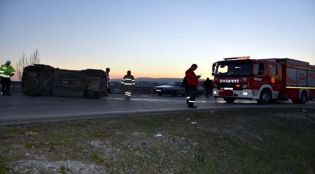 Kırıkkale'de otomobille hafif ticari araç çarpıştı, 6 kişi yaralandı