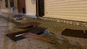 Kırklareli'nde fırtına nedeniyle çok sayıda evin çatısı uçtu