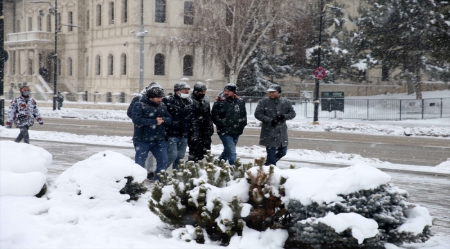 Kırşehir ve Sivas'ta kar yağışı etkili oluyor