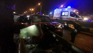 Kocaeli'de otomobilin bariyere çarptığı kazada 2 kişi yaralandı