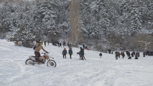 Kütahya'da vatandaşlar kar üstünde poşet, leğen ve şambrelle kaydı