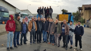 Lübnan'da ticari araç sahipleri yol kapatma eylemi düzenledi