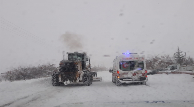 Malatya'da kar nedeniyle yolda kalan ambulans iş makinesi yardımıyla hastaya ulaştı 