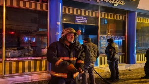 Malatya'da yangına müdahale eden itfaiye eri dumandan etkilendi