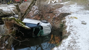 Manisa'da dere yatağına devrilen otomobilin sürücüsü hayatını kaybetti