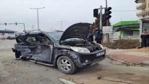 Manisa'da kamyonetle otomobilin çarpıştığı kazada bir kişi hayatını kaybetti