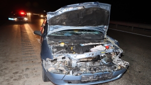 Manisa'da otomobil ile tırın çarpıştığı kazada 3 kişi yaralandı