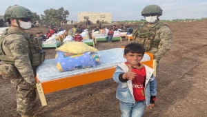 Mehmetçik'ten Bahar Kalkanı bölgesindeki çocuklara yatak ve yorgan yardımı