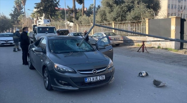 Mersin'de devrilen aydınlatma direği otomobilin ön camından girdi 