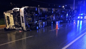 Mersin'de devrilen narenciye yüklü tırın sürücüsü yaralandı