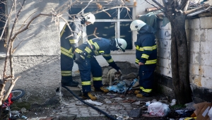 Metruk evdeki yangında mahsur kalan köpek yavruları kurtarıldı