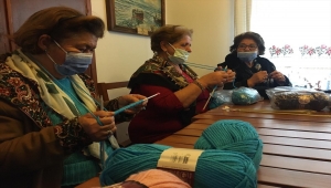 Muğla'da 100 Yaş Evi sakinleri, ihtiyaç sahipleri için kazak ve atkı ördü