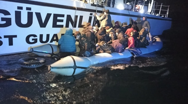 Muğla'da lastik bottaki 25 düzensiz göçmen kurtarıldı