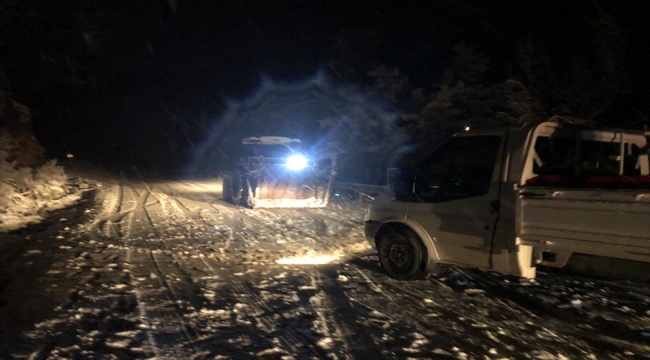 Muğla'nın turistik ilçelerinin yüksek kesimlerinde etkili olan kar bazı yolları kapattı