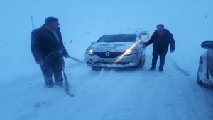 Muş'ta araçlarıyla tipide mahsur kalanların yardımına ekipler yetişti