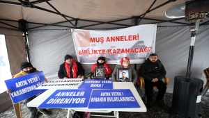 Muş'ta çocukları PKK'lı teröristlerce kaçırılan aileler HDP önündeki eylemini sürdürdü