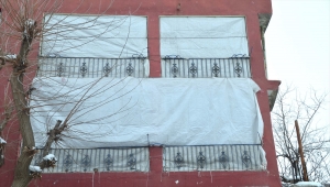 Muşlular soğuğa karşı balkon ve pencerelerini brandayla kapattı